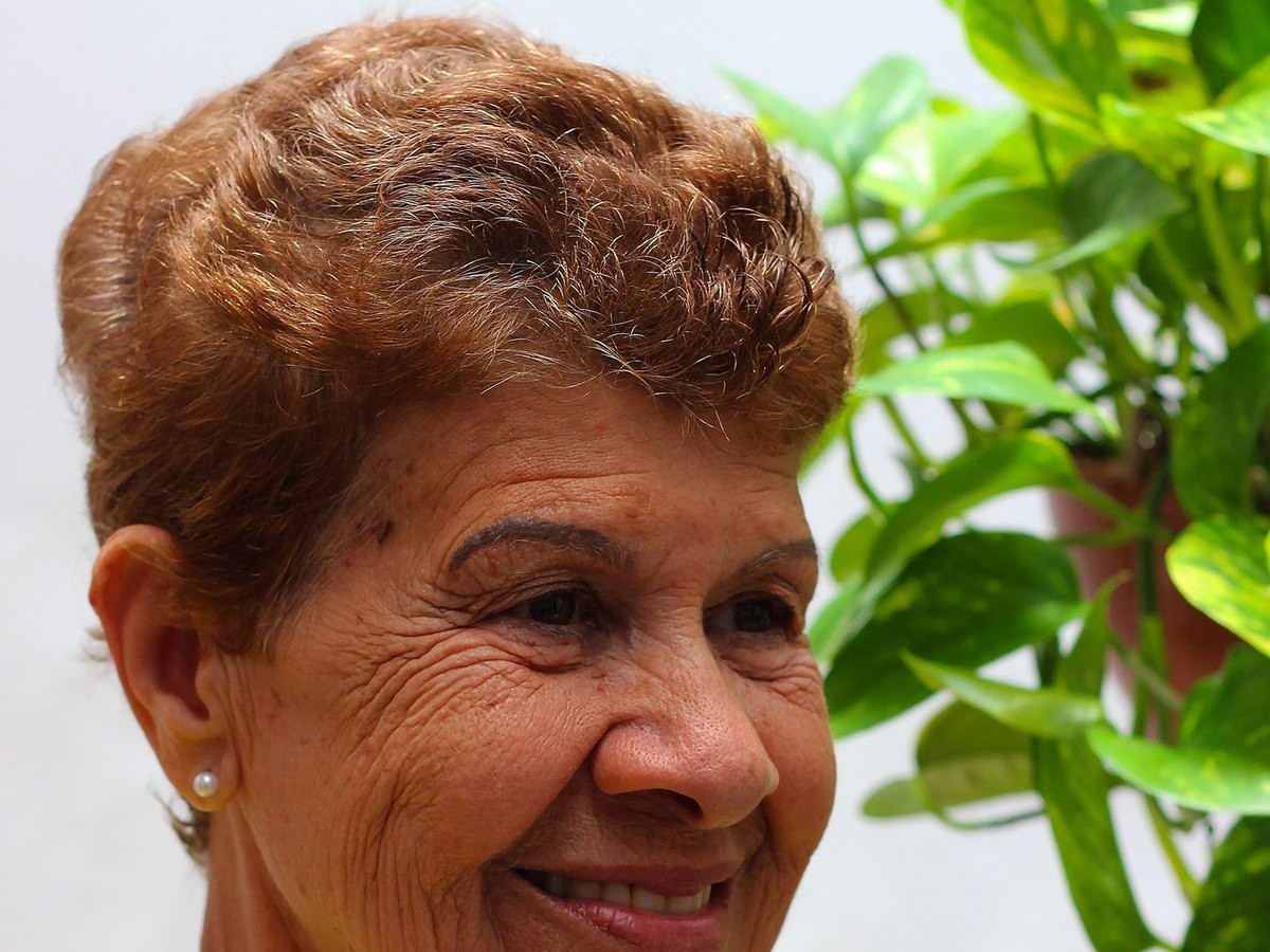 Senhora sorrindo